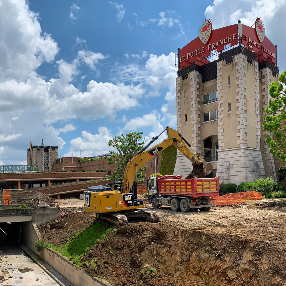 Cantiere di scavo e movimento terra del Centro Commerciale Le Porte Franche condotto da Franciacorta Scavi