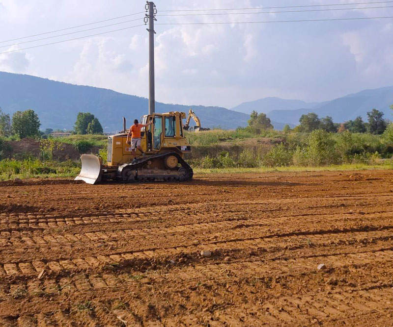 Mezzi di Franciacorta Scavi al lavoro per la manutenzione di un vigneto