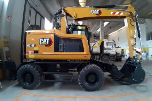 Escavatore gommato Caterpillar M315F nel garage del parco macchine di Franciacorta Scavia