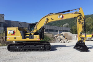 Escavatore cingolato Caterpillar in cantiere