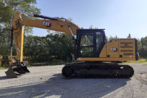 Escavatore cingolato Caterpillar in cantiere