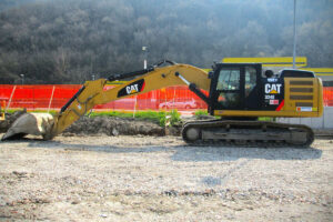 Escavatore cingolato Caterpillar in cantiere