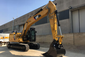 Escavatore cingolato Caterpillar in un cantiere per lavori di demolizione e scavo