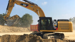 Un escavatore cingolato Caterpillar di Franciacorta Scavi al lavoro in un cantiere per servizi di scavo