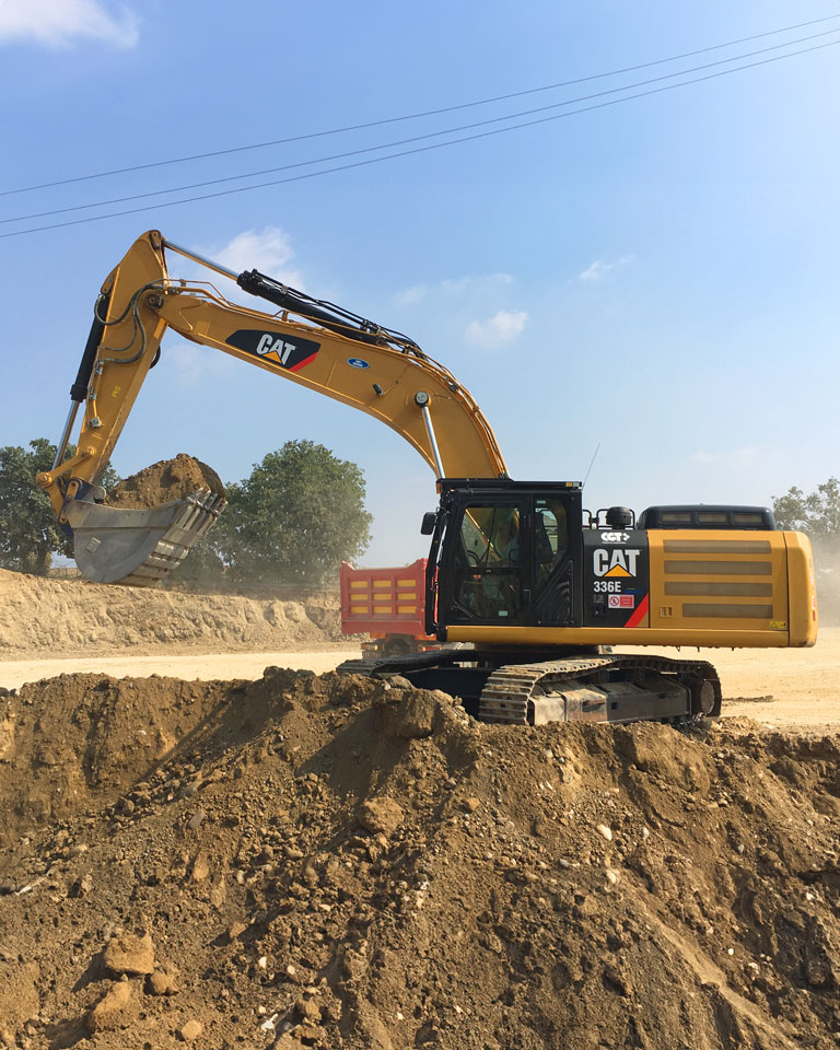 Un escavatore cingolato Caterpillar di Franciacorta Scavi al lavoro in un cantiere per servizi di scavo