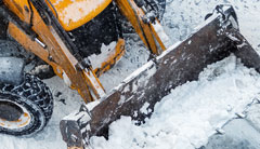 Un macchinario di Franciacorta Scavi che spala la neve da una strada per il servizio di sgombero neve